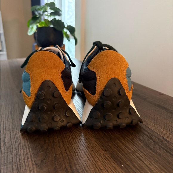 New Balance 327 - Picture 2 of 4